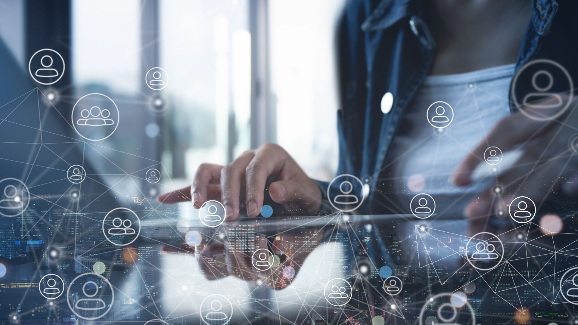 Frau arbeitet am Computer im Hintergrund, im Vordergrund vernetzte menschliche Icons als Symbol für Sales Recruiting.