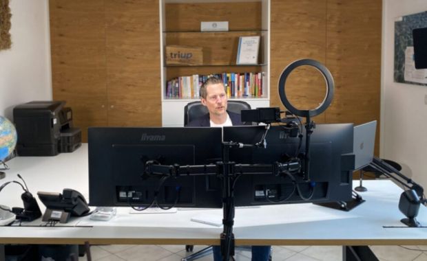 Im E-learning lernen die Teilnehmen des Dirk Stöcker Verkaufstraining genauso gut wie vor Ort. Dirk Stöcker schafft es seine Seminarteilnehmer auch über eine Onlineübertragung für das Verkaufen zu begeistern und langfristige Verbesserungen zu erzielen.