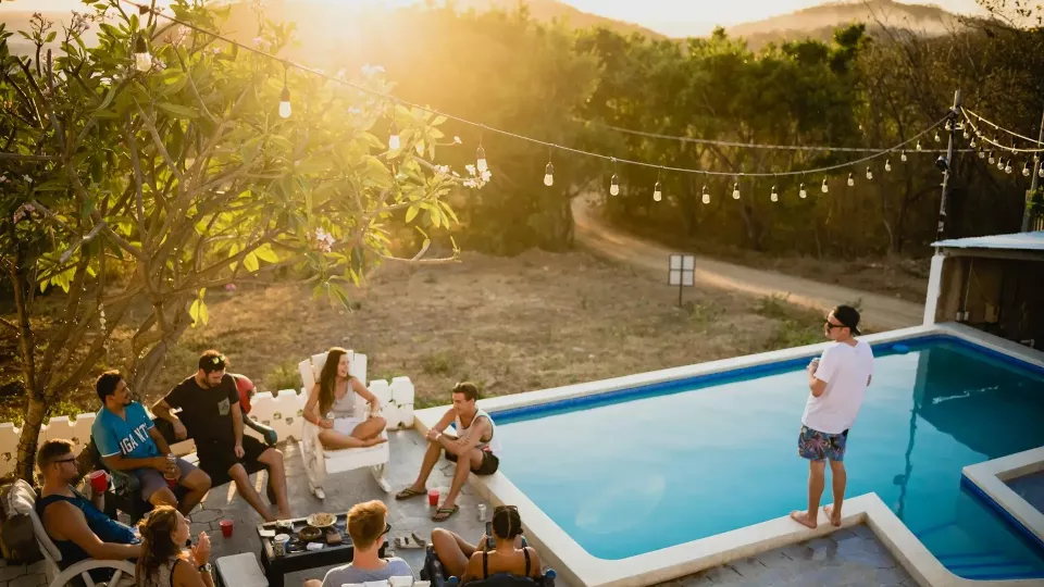 Eine Gruppe von Menschen bei einem geschäftlichen Treffen in einer hellen, modernen Umgebung. Die Teammitglieder interagieren lebhaft miteinander, was eine Atmosphäre von Austausch und Netzwerk-Stärke vermittelt. Foto von Eric Nopanen via Unsplash.