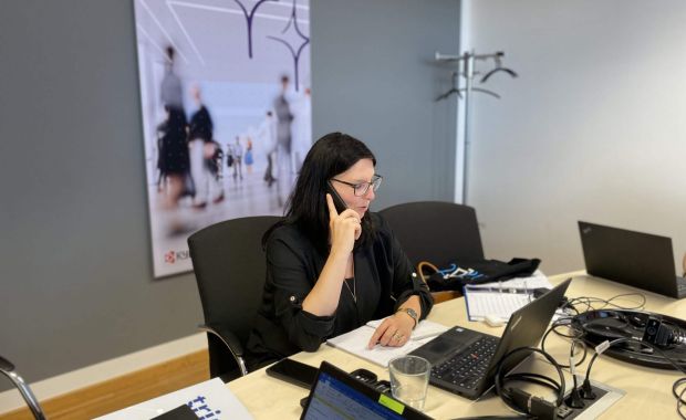 Im Verkaufstraining bei Dirk Stöcker wird das erlernte sofort umgesetzt. Telefonakquise wird live geübt.