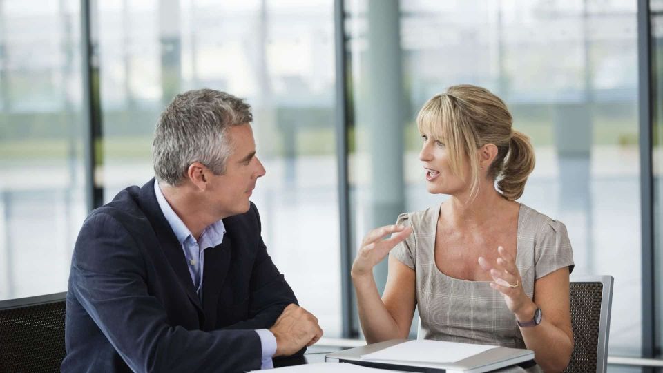 Zwei Personen in einem intensiven Verkaufsgespräch – praxisnahes Verkaufstraining für emotionales Verkaufen.