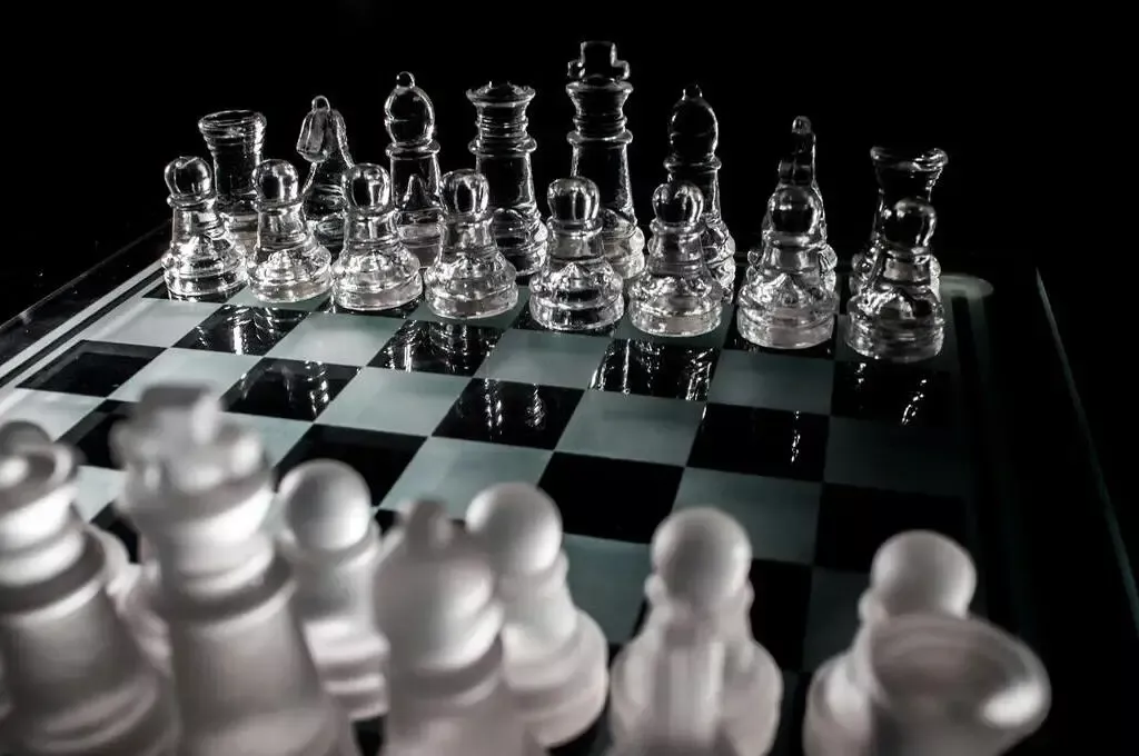 Strategische Analyse der Krisenfestigkeit im Vertrieb: Systematische Planung und Schachzug-Logik statt blindem Marktglück.