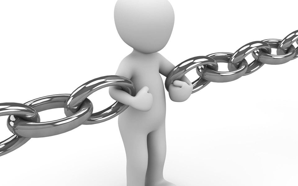 "Figur hält Ketten als Symbol für die Einhaltung der 8 wichtigsten Punkte der Datenschutz-Grundverordnung (DS-GVO) ab dem 25.05.2018