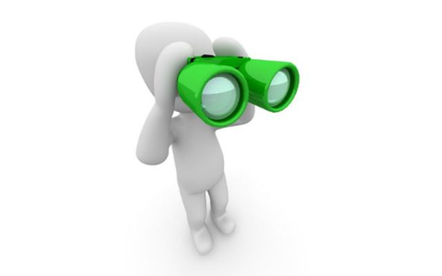 Figur hält ein Fernglas und blickt hindurch, symbolisiert das Management auf der Suche nach Informationen von der Basis