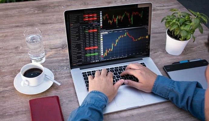 Vertriebsmitarbeiter arbeitet am Notebook im Homeoffice