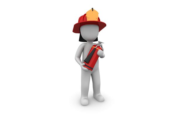 Person mit Feuerlöscher, symbolisiert Last-Minute-Vorbereitung einer Präsentation