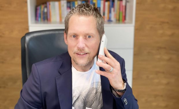 Telefonakquise ist die Hölle der Verkäufer. Aber mit den richtigen Techniken, tipps und tricks wird man in jedem Telefonakquisegespräch erfolgreicher.