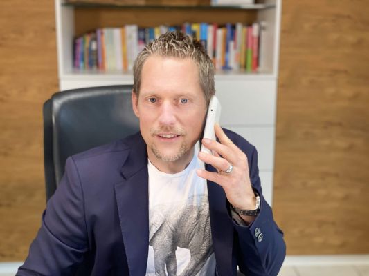 Telefonakquise ist die Hölle der Verkäufer. Aber mit den richtigen Techniken, tipps und tricks wird man in jedem Telefonakquisegespräch erfolgreicher.