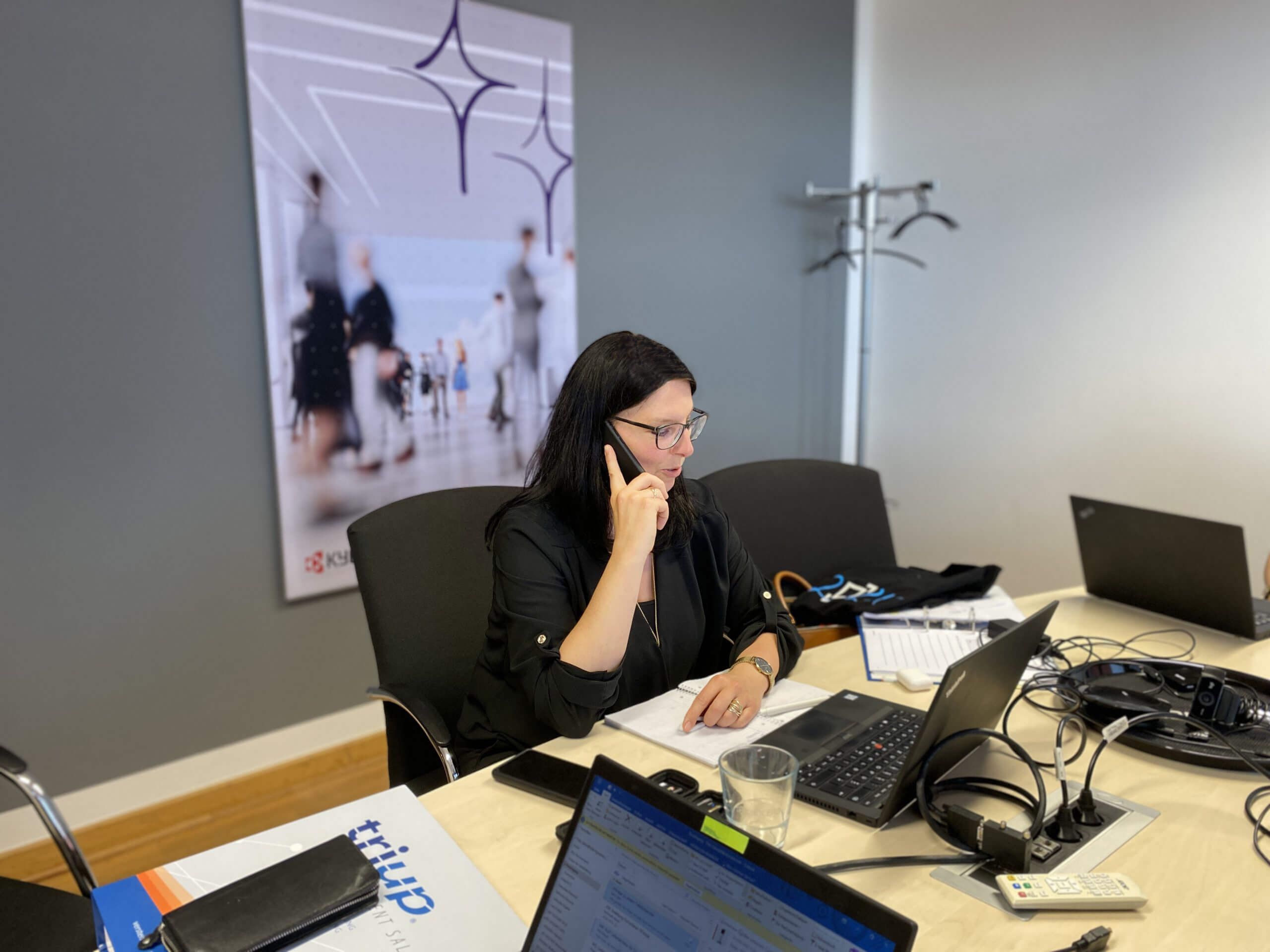 Im Verkaufstraining bei Dirk Stöcker wird das erlernte sofort umgesetzt. Telefonakquise wird live geübt.