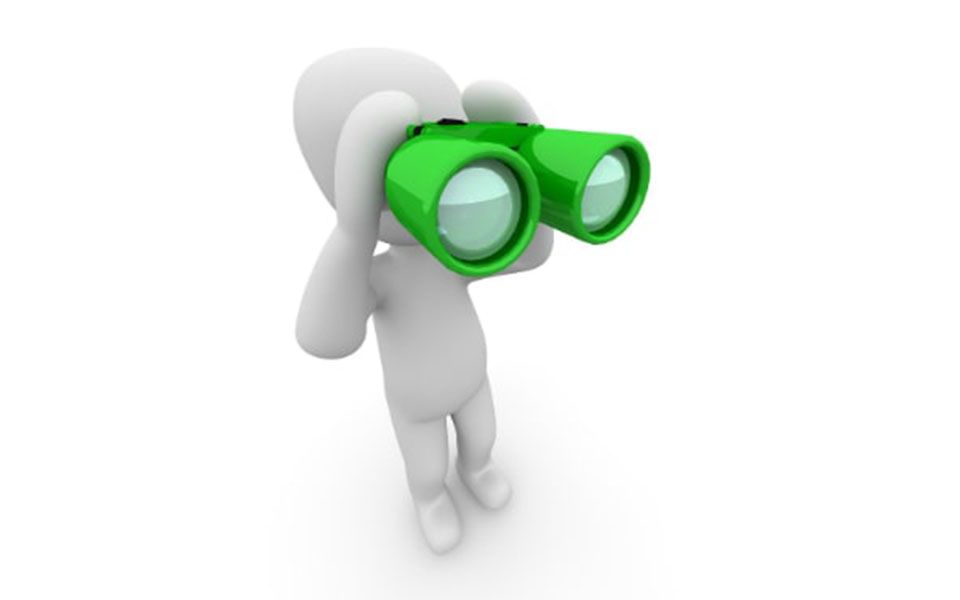 Figur hält ein Fernglas und blickt hindurch, symbolisiert das Management auf der Suche nach Informationen von der Basis
