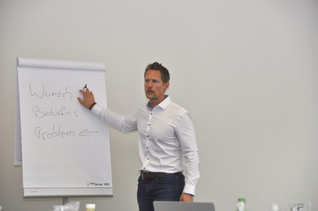 Wunsch, Problem und Bedürfnis ermitteln ist eines der wichtigsten Schritte im Verkauf. Wer die Kaufabsicht seines Kunden kennt, kann ihm das perfekte Produkt anbieten und verkaufen.