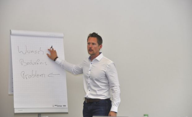 Wunsch, Problem und Bedürfnis ermitteln ist eines der wichtigsten Schritte im Verkauf. Wer die Kaufabsicht seines Kunden kennt, kann ihm das perfekte Produkt anbieten und verkaufen.