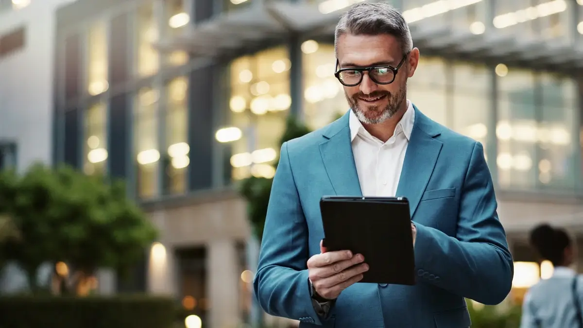 Außendiensttraining Mitarbeiter unterwegs zum Kundentermin mit Laptop