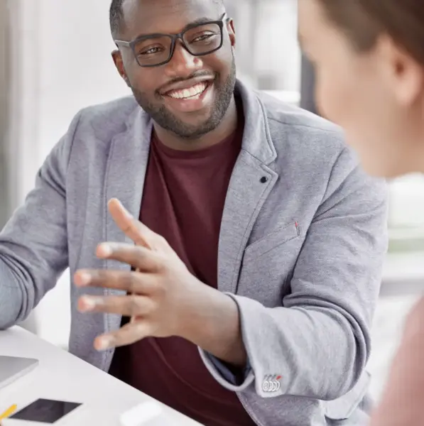 Außendienstmitarbeiter im Gespräch mit einem Kunden, fokussiert und engagiert, symbolisiert effizientes Zeitmanagement und strukturierte Vertriebsarbeit.﻿