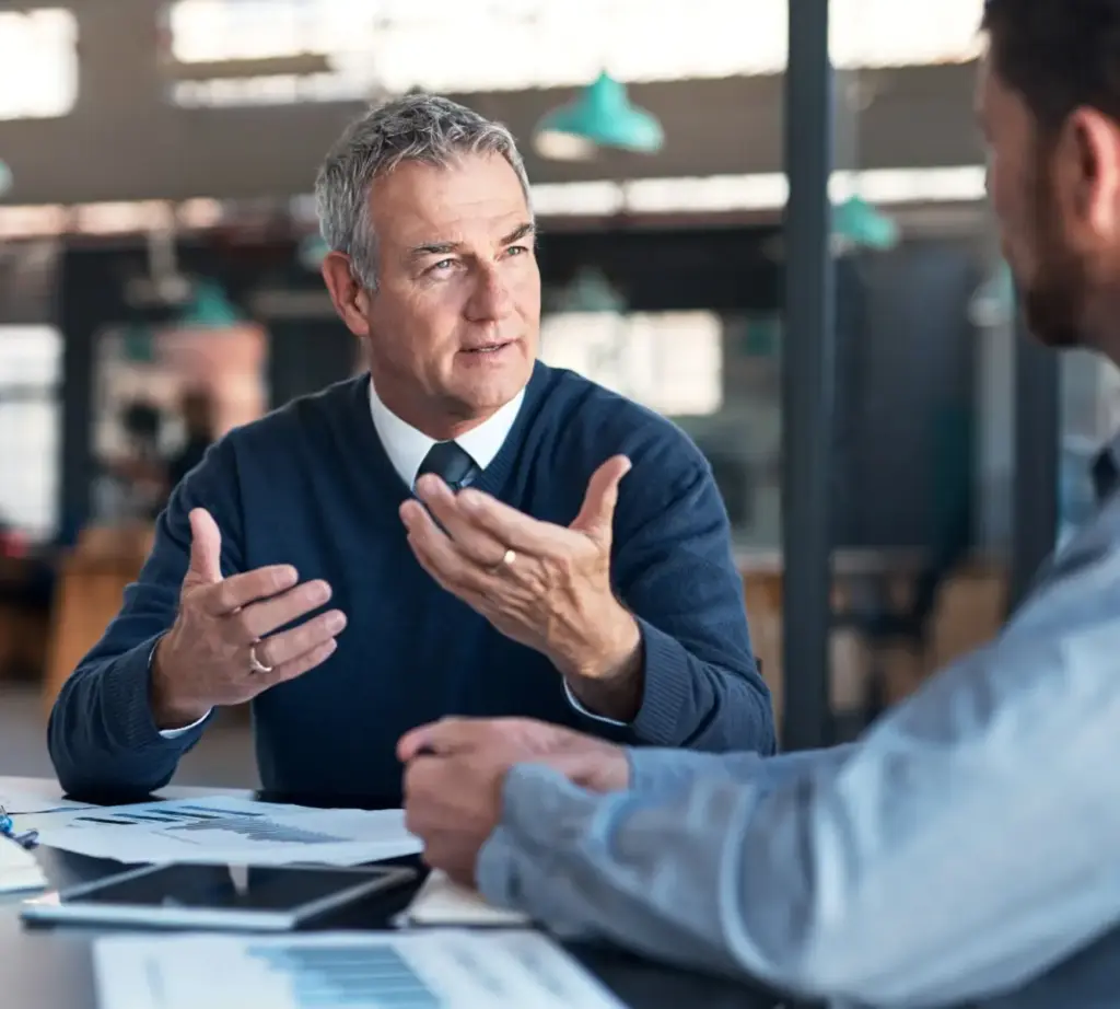 Einwandbehandlung Methoden im Kundengespräch – Mitarbeitende reagieren souverän und gestikulieren im Dialog