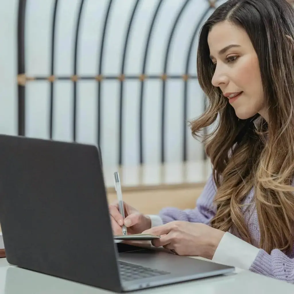 Key-Account-Managerin am Laptop – Symboldarstellung für den Nutzen und die Wirkung von strukturiertem Stakeholder-Management und wertorientierter Kundenstrategie.