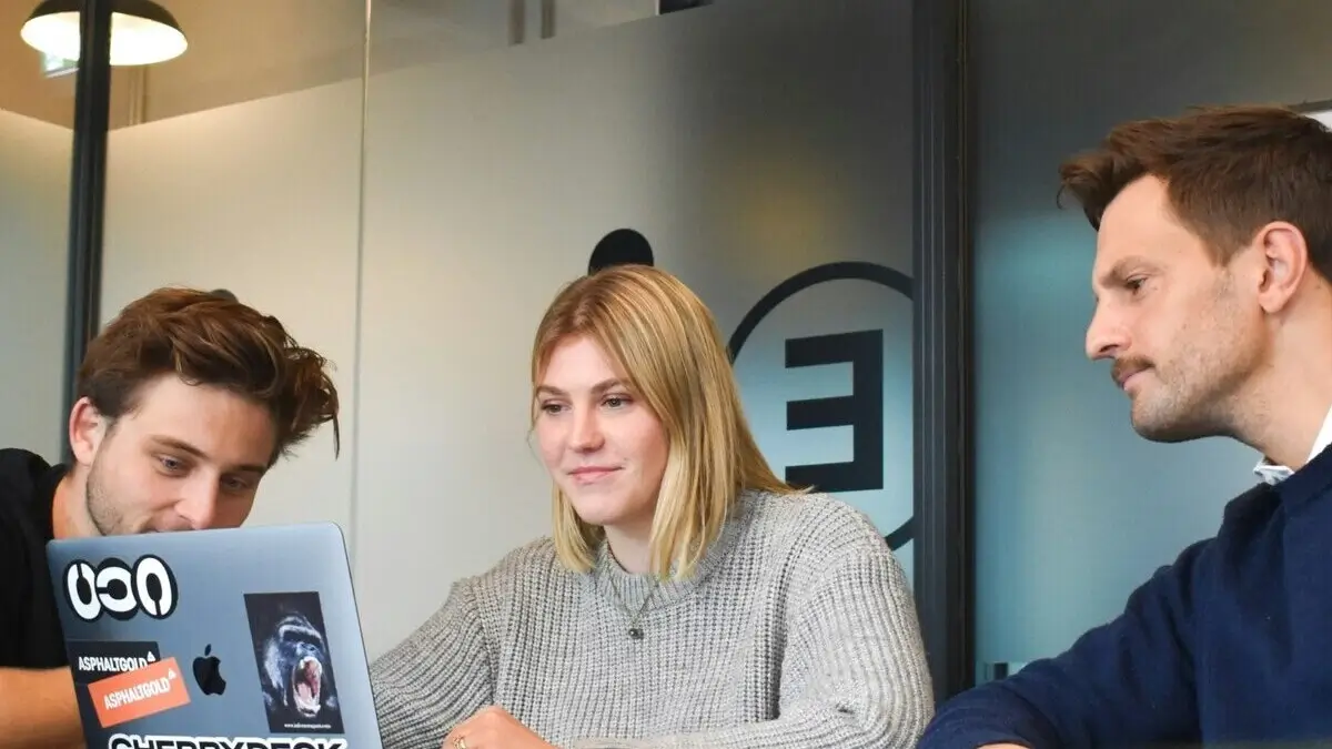 Key-Account-Manager im Büro bei triup® – gezieltes Schulungsteam