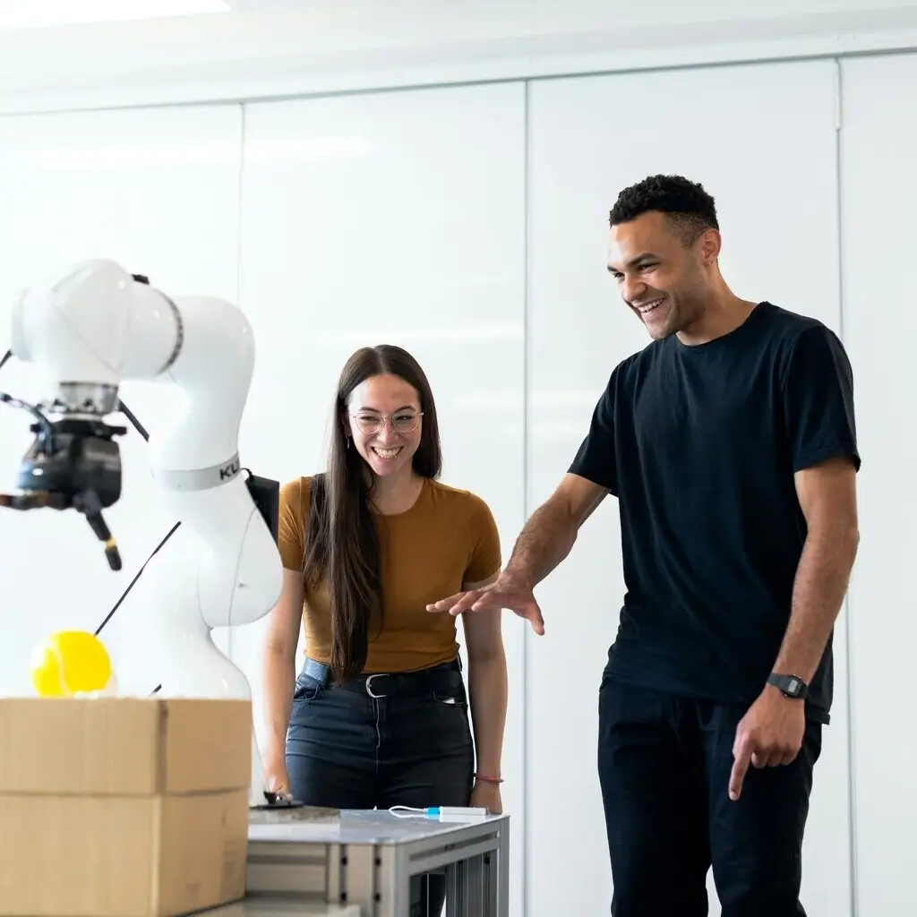 Zwei Ingenieure erklären im Verkaufstraining technische Maschineninhalte kundenorientiert.