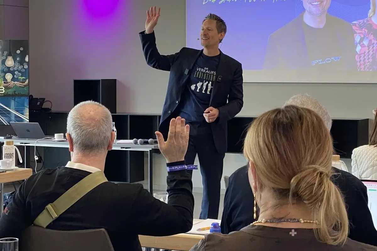 Dirk Stöcker erklärt die Verkaufsevolution und tritt in den direkten Austausch mit seinem Publikum während eines Vortrags.