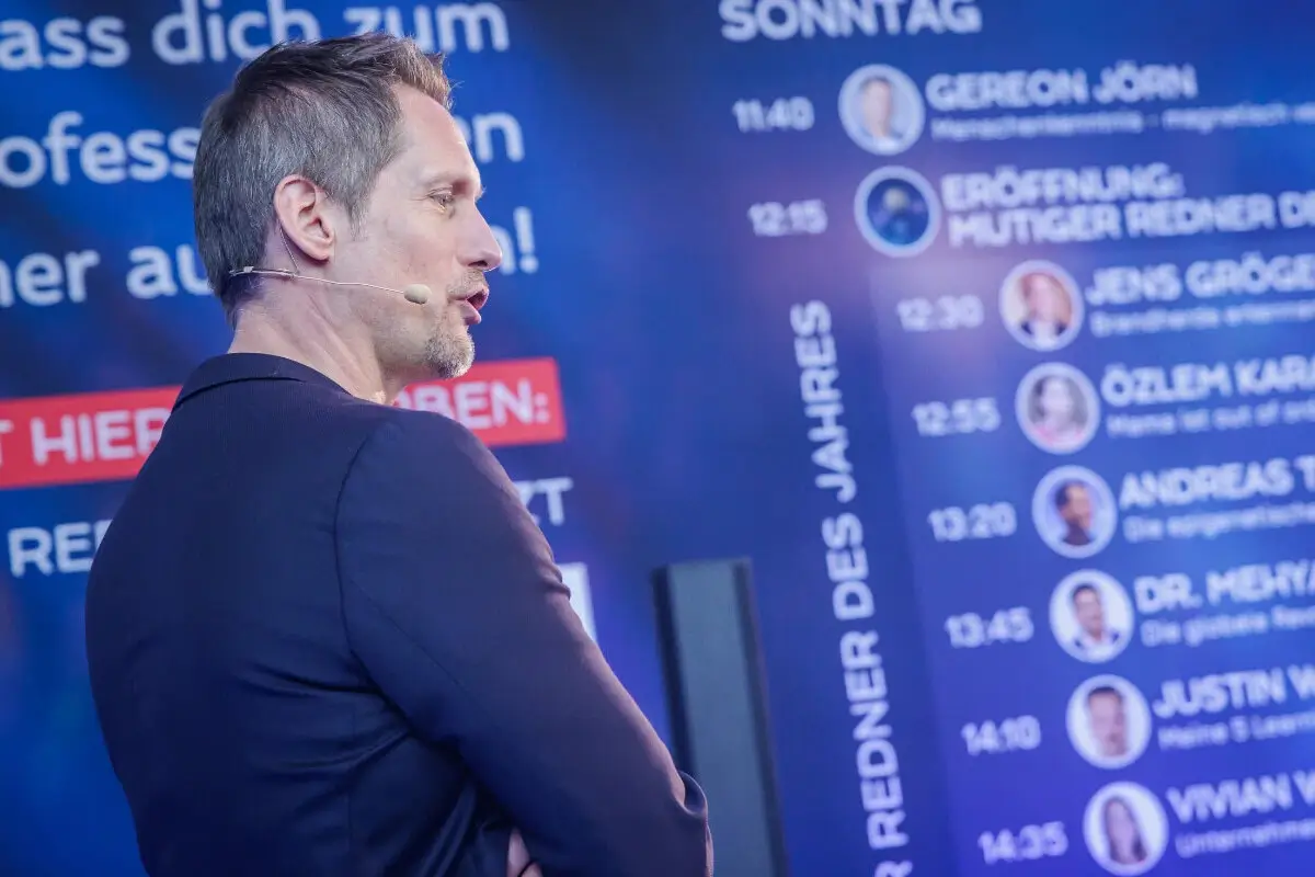 Dirk Stöcker auf der Bühne während seines Vortrags über die Geheimnisse der Spitzenverkäufer