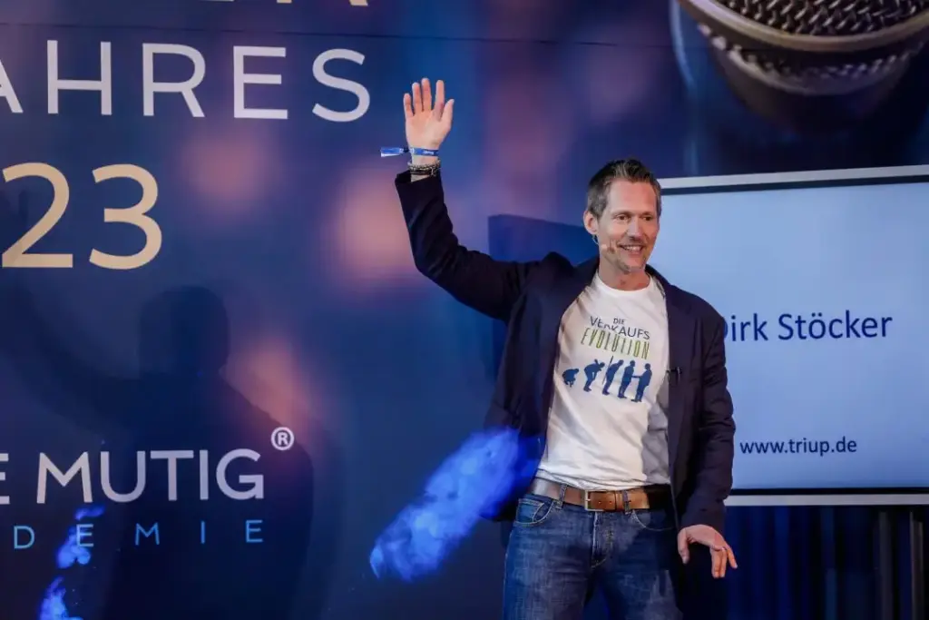 Dirk Stöcker hält eine Keynote auf der Bühne des Founder Summit zum Thema Kundenverständnis.