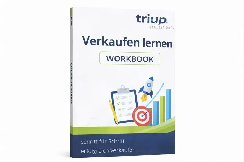 Die Frontansicht des Workbooks „Verkaufen lernen“ mit minimalistischem Design auf einem Schreibtisch, ergänzt durch eine Kaffeetasse und einen Stift im Hintergrund.