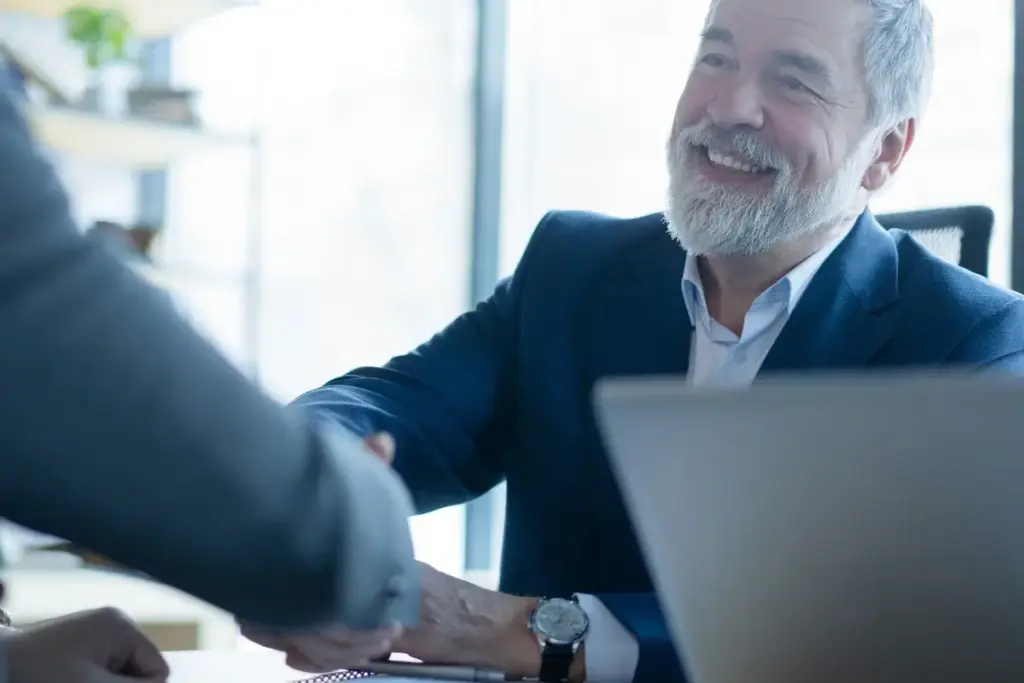 Profi-Vertriebstraining für den B2B-Vertrieb: Zwei Geschäftspartner besiegeln ihren Erfolg per Handschlag.