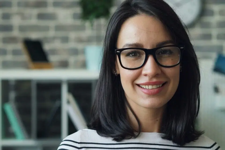 Erfolgreiche Frau plant ihre Finanzielle Freiheit MLM im Strukturvertrieb.