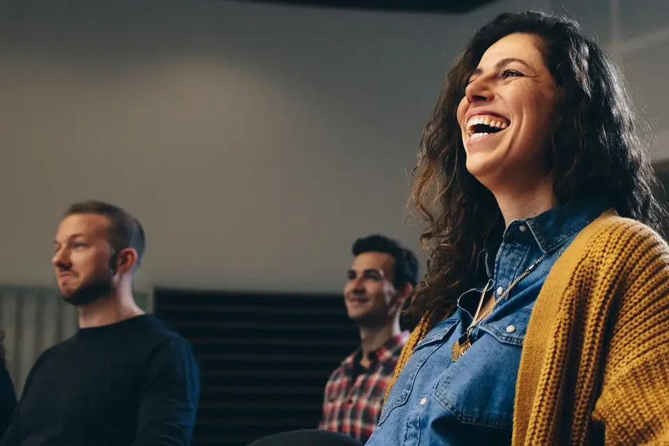 Hybrides Lernen im Präsenztraining mit Teilnehmenden im Seminar