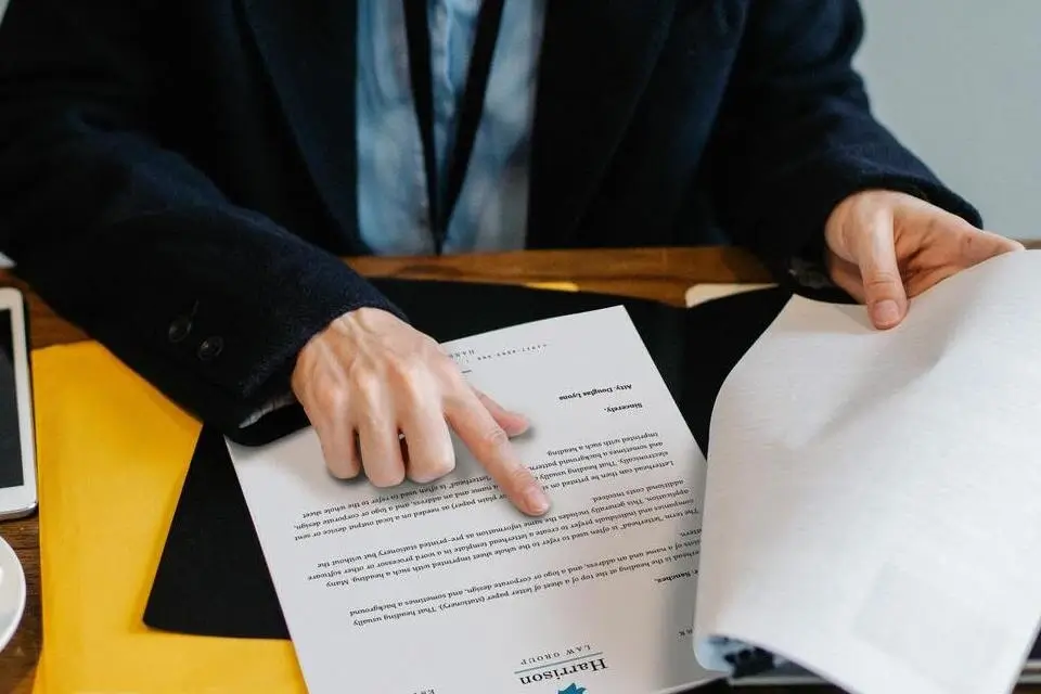 Mitarbeiterin zeigt auf wichtige Kennzahlen für den Informationsfluss Vertrieb Management.