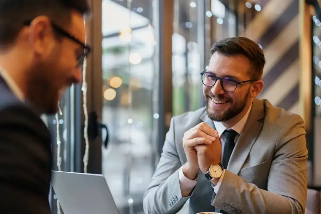 Körpersprache im Verkaufsgespräch zwischen zwei Gesprächspartnern