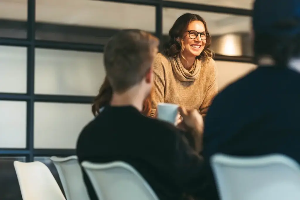 Kommunikationstraining was Mitarbeiterin im Meeting nutzt Effektive Kommunikationstechniken für bessere Zusammenarbeit.