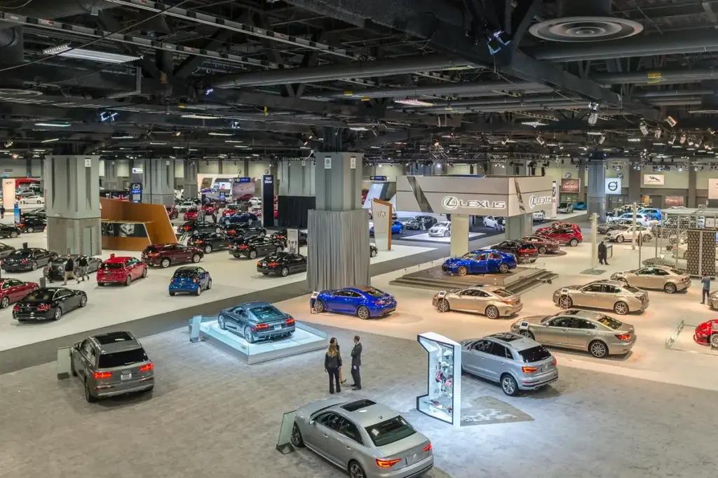 Operative Messeplanung Fehler zeigen sich, wenn zwei Mitarbeiter in einer Messehalle ohne klare Abstimmung am Messestand sprechen