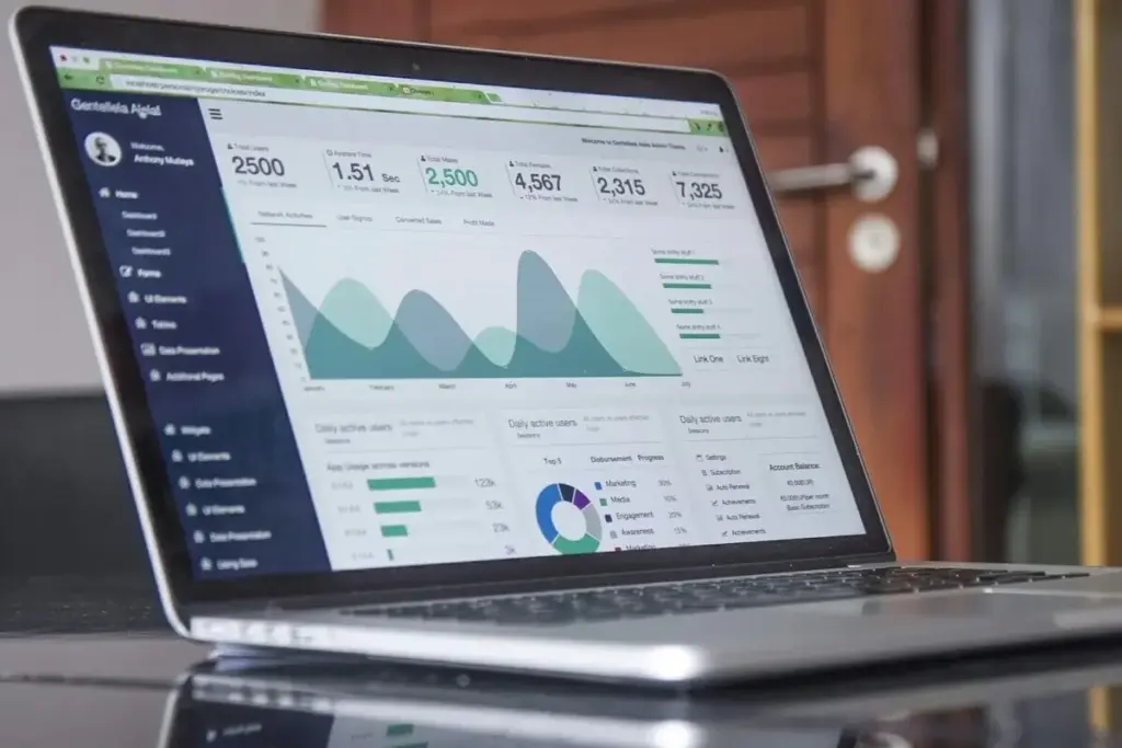 Unternehmensberatung bei der Prozessoptimierung im Mittelstand: Hände überprüfen wichtige firmeneigene Daten auf einem Laptop.