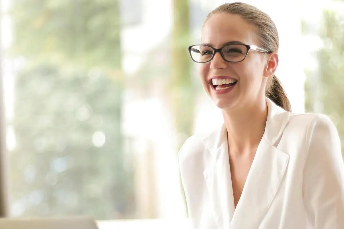 Lachende Mitarbeiterin im Profi Vertriebstraining von triup