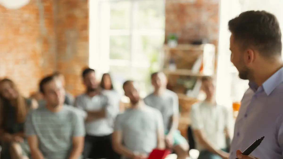 Psychologisches Verkaufstraining für Fortgeschrittene Verkäufer im Gespräch mit Fokus auf Wirkung und Abschluss