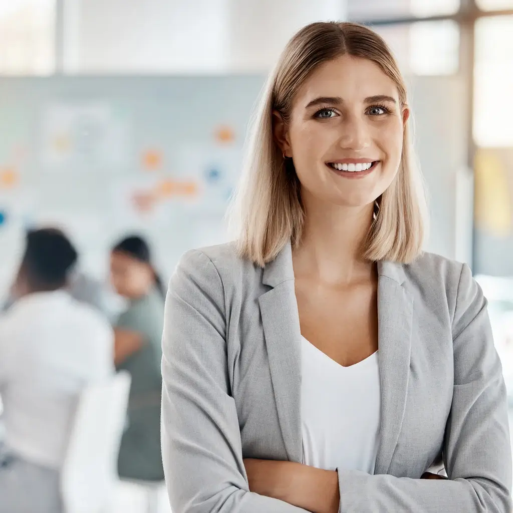 Erfolgreiche Vertriebsmitarbeiterin im Büro, die durch nachhaltige Verkaufstrainings Klarheit und Wirkung im Verkaufsgespräch zeigt.