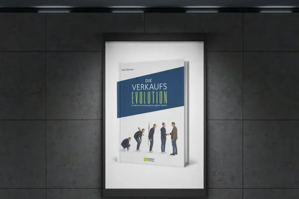 Die Verkaufsevolution -das Buch von Dirk Stöcker präsentiert in einem beleuchteten Display-Rahmen vor einer dunklen Betonwand