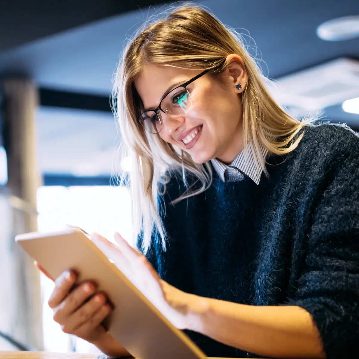 Mitarbeiterin mit iPad beim Verkaufstraining – innere Stärke und Persönlichkeitsentwicklung für abschlussstarke Gespräche