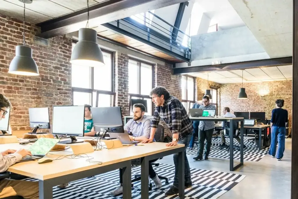 Vertriebsteam in einem Kölner Unternehmen arbeitet gemeinsam an Verkaufsstrategie im Rahmen eines Inhouse Verkaufstrainings Köln