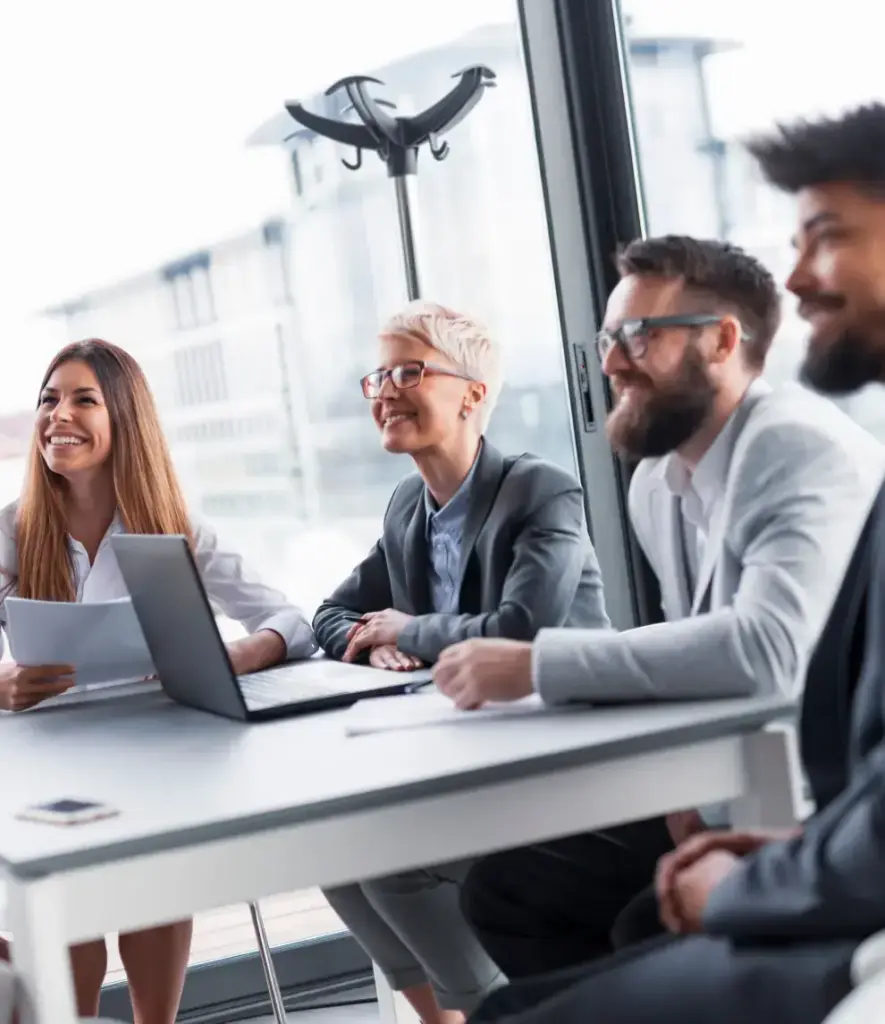 Über uns triup GmbH: Mitarbeitende in einer gelösten Verkaufsverhandlung lachen gemeinsam und zeigen die menschliche, sympathische Zusammenarbeit im Team.