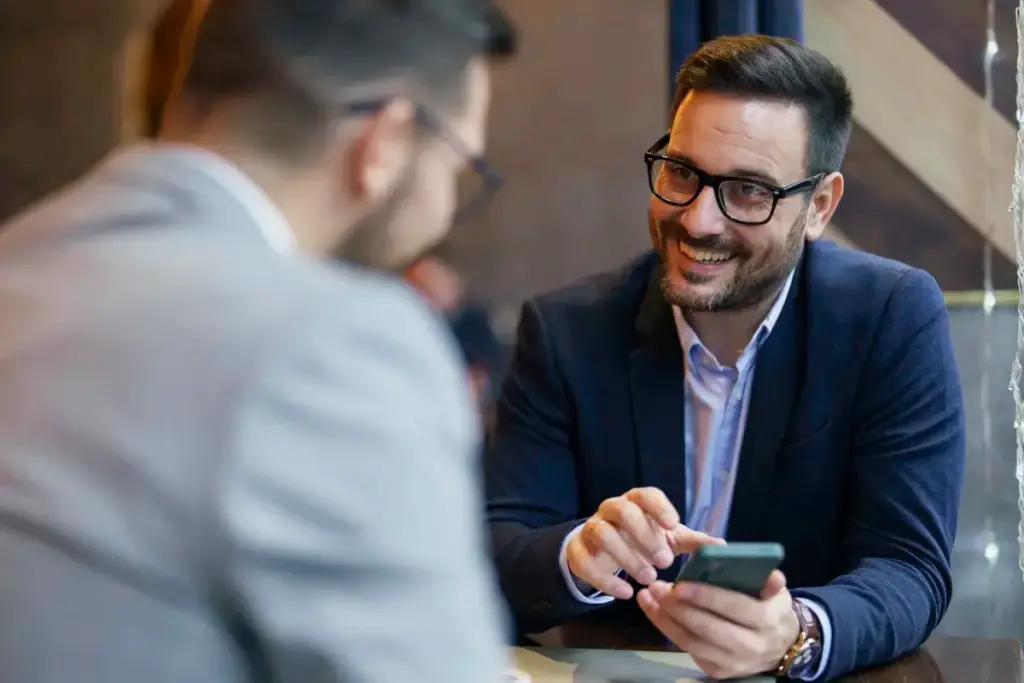 Vertriebsgespräch zwischen zwei Personen als Sinnbild für professionelle Vertriebsberatung und Prozessoptimierung