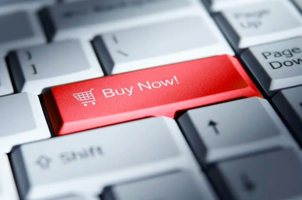 Kaufverhalten im Wandel mit Tastatur und Buy Now Taste als Symbol für moderne Kaufentscheidungen